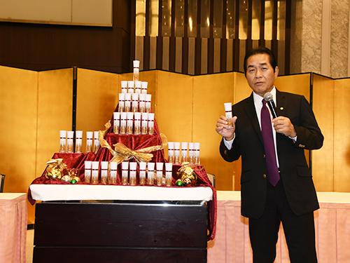 「ＳＳクリームＴｈａｎｋｓ」を手にする桃園忠会長